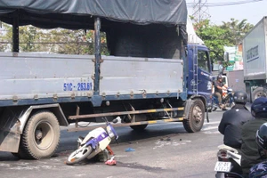 Bị xe tải cán qua, một cô gái nguy kịch