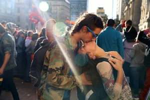 Chiêm ngưỡng những nụ hôn đường phố đắm say