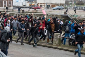 Pháp: Người nhập cư chiếm cảng