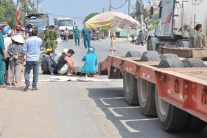Va chạm, người phụ nữ ngã vào bánh xe container