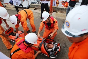 Tàu cảnh sát biển ra khơi cứu tàu cá gặp nạn trên biển