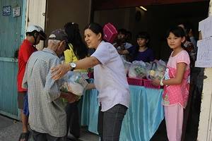 In phiếu giả để lãnh quà Tết của người nghèo