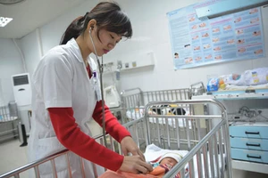 Sưởi than chống rét, bé 18 tháng tuổi tử vong, 4 người nguy kịch