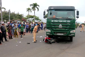 Xe chở bê tông cuốn phụ nữ đi xe máy vào gầm