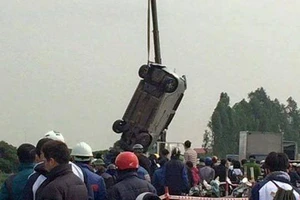 Phát hiện xế hộp nổi trên sông, tài xế tử vong