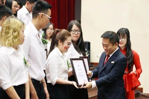 Trao 1.000 suất học bổng cho tân sinh viên