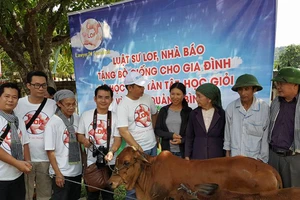 Các luật sư, nhà báo trao bò giống cho bà con vùng lũ