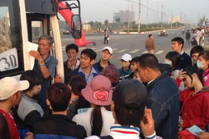 Trao vé máy bay, vé xe cho công nhân về quê đón tết