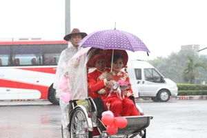 Lễ cưới của 100 cặp đôi công nhân, rước dâu bằng xe đạp