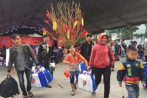 Nữ công nhân 20 năm mới về quê đón Tết