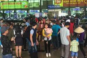 Mùng 2 Tết, sân bay Tân Sơn Nhất bắt đầu nhộn nhịp