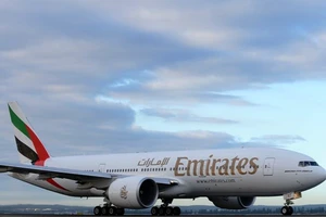 Mua vé hạng thương gia, khách bị đẩy xuống ghế thường