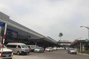 Nhân viên sân bay Tân Sơn Nhất 'chôm' điện thoại khách