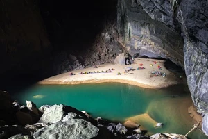 Lễ 30-4: Tour độc lạ vào hang, băng rừng, leo núi... đắt khách