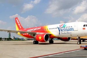 Chim va vào cánh, Vietjet phải hủy 7 chuyến bay