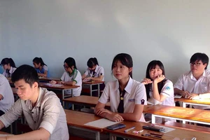 Công an áp tải đề thi ra Côn Đảo bằng máy bay