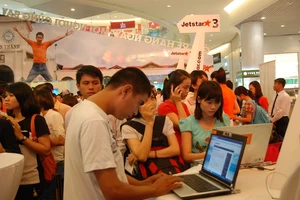 Khách đi máy bay làm thủ tục check-in trực tuyến tăng nhanh