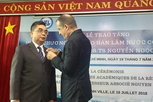 PGS Nguyễn Ngọc Điện nhận huân chương Cành cọ Hàn lâm Pháp