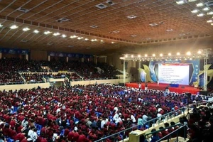 Nhà thi đấu Quân khu 7 chật kín sinh viên đến cổ vũ bóng đá