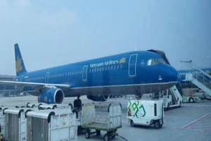 Sân bay bị bão tàn phá, 16 chuyến bay đến Nhật bị gián đoạn