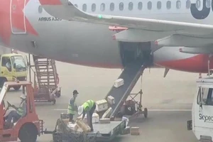 Nhân viên sân bay ném hành lý của khách như ném gạch 