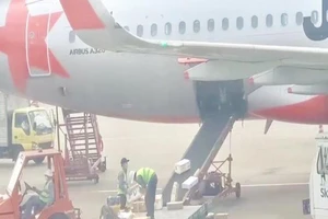 Jetstar sa thải 2 nhân viên bốc xếp quăng đồ của khách