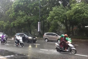 Mưa lớn, nhiều chuyến bay bị chậm 