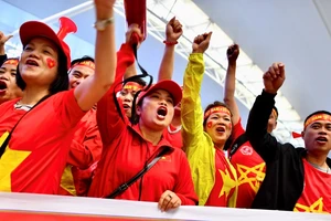 Cổ động viên ùn ùn ra sân bay sang Malaysia cổ vũ đội tuyển