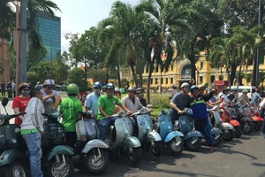 Năm nay có đầu việc mới được các doanh nghiệp đặt hàng từ khá sớm đó là đội ngũ nhân viên lái xe vespa để chở khách đi dạo phố dịp Tết. Ảnh: Vespa Sài Gòn 