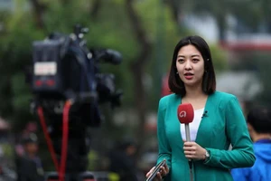 Nữ phóng viên Hàn Quốc đang đưa tin hội nghị thượng đỉnh Mỹ-Triều Tiên trên đường phố thủ đô Hà Nội- Ảnh: Hoàng Giang