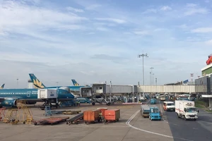 Sống cạnh sân bay chịu cảnh ô nhiễm khí thải, tiếng ồn máy bay