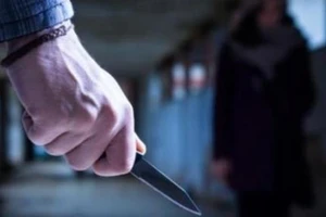 Đi thăm bệnh, bị dí dao cướp nhẫn vàng 