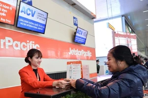 Bàn giao hơn 200 triệu đồng khách bỏ quên trên máy bay