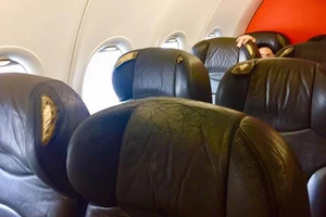 Jetstar Pacific thừa nhận ghế máy bay bị rách