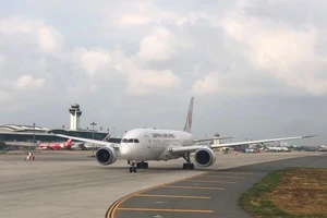 Cần kéo đẩy ở sân bay Tân Sơn Nhất va chạm với máy bay 