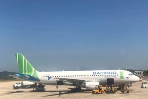 Khách mở cửa thoát hiểm, Bamboo Airways trễ bay hàng loạt