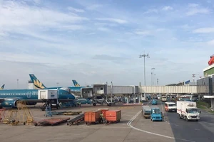 Sân bay Tân Sơn Nhất nghẽn trên trời, tắc dưới đất