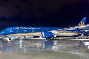Miệng hút động cơ máy bay Vietnam Airlines va ống lồng tại Nga