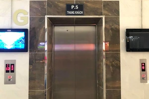 Thót tim vì thang máy rơi tự do năm tầng thì dừng lại