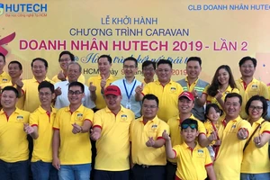  Caravan Doanh nhân HUTECH trao học bổng học sinh nghèo
