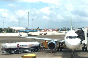 Sân bay đóng cửa, hàng không hủy chuyến để tránh bão số 6