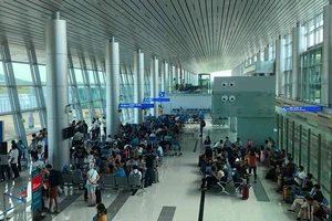 Ngoài đưa đón khách, sân bay còn là trung tâm thương mại