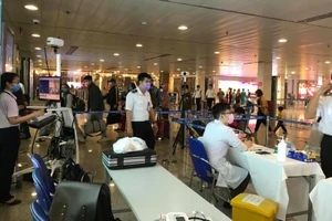 Tân Sơn Nhất đo thân nhiệt ga quốc tế lẫn ga quốc nội