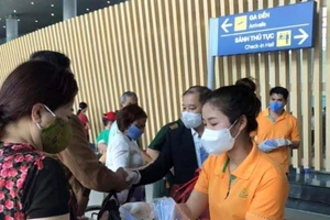 Một công ty phát 300.000 khẩu trang miễn phí cho người dân