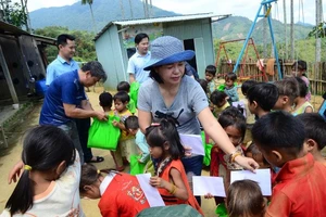 Trao quà và phát 15.000 khẩu trang miễn phí tại Quảng Nam