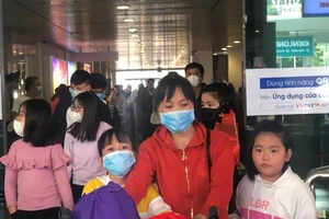 Khách đi máy bay bắt buộc phải đeo khẩu trang