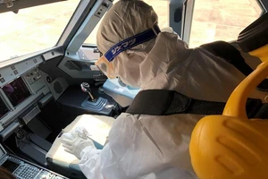 Dịch COVID: Phi hành đoàn được trang bị bảo hộ y tế đặc chủng