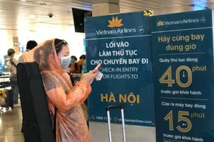 Khách nghiêm túc khai báo y tế qua ứng dụng tại Tân Sơn Nhất