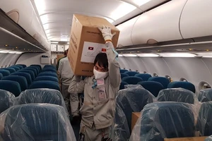 Vận chuyển thiết bị y tế viện trợ cho Lào và Campuchia