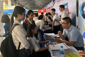 Doanh nghiệp siết lương giám đốc, cắt giảm nhân sự cấp thấp